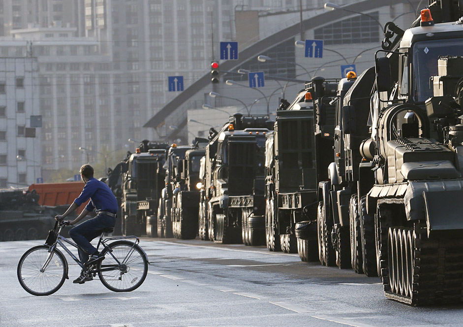 Una colonna di mezzi militari sfila per le strade di Mosca, a pochi giorni dalla parata del 9 maggio 2015