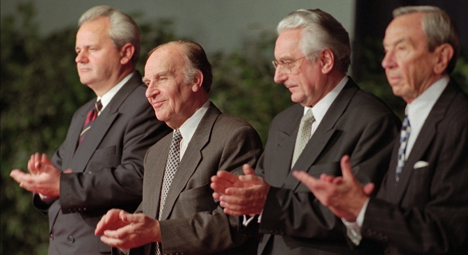Слободан Милошевић, Алија Изетбеговић и Фрањо Туђман са тадашњим америчким државним секретаром Вореном Кристофером после потписивања мировног споразума 21. новембра 1995. Фотографија: AP