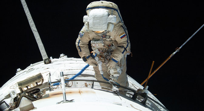 Радни језик на Међународној космичкој станици је енглески, међутим сви космонаути до МКС стижу руским космичким бродом. Извор: NASA.