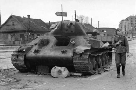 Fotografija s tankom T-34.Vir: arhiv Rossijske gazete. 