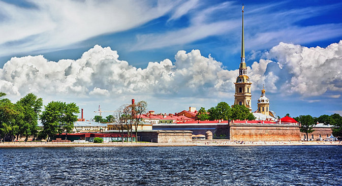 Плажа испред Петропавловске тврђаве је најомиљеније место за купање у Санкт Петербургу. Фотографија: Shutterstock / Legion-Media.