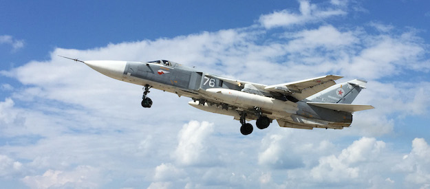 Су-24 полеће са војне базе Хмејим у Латакији.