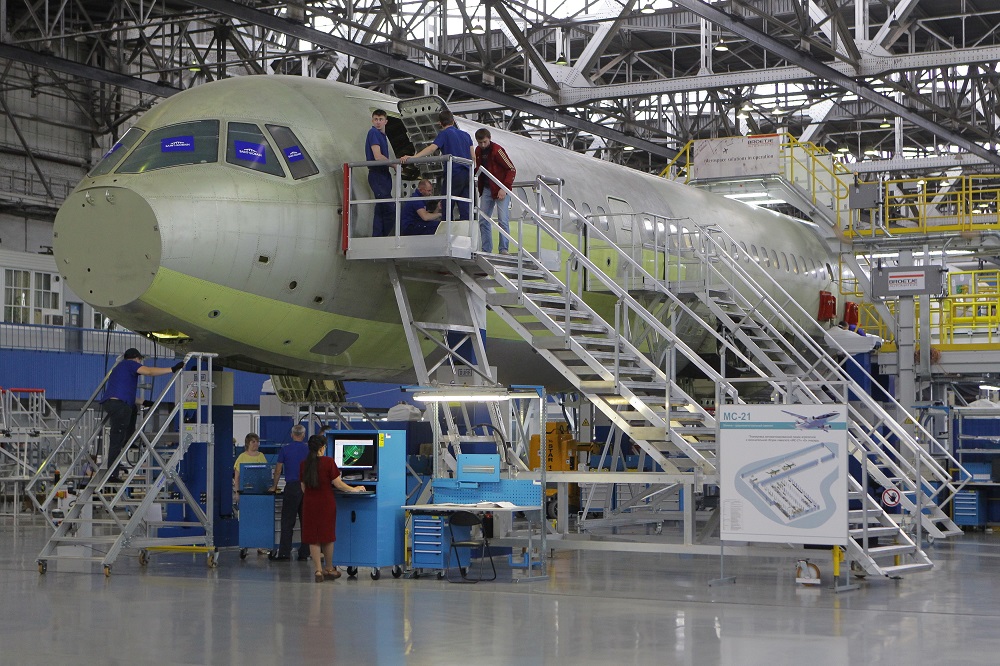 Novo avião de passageiros MC-21 terá produção em série a partir de 2017
