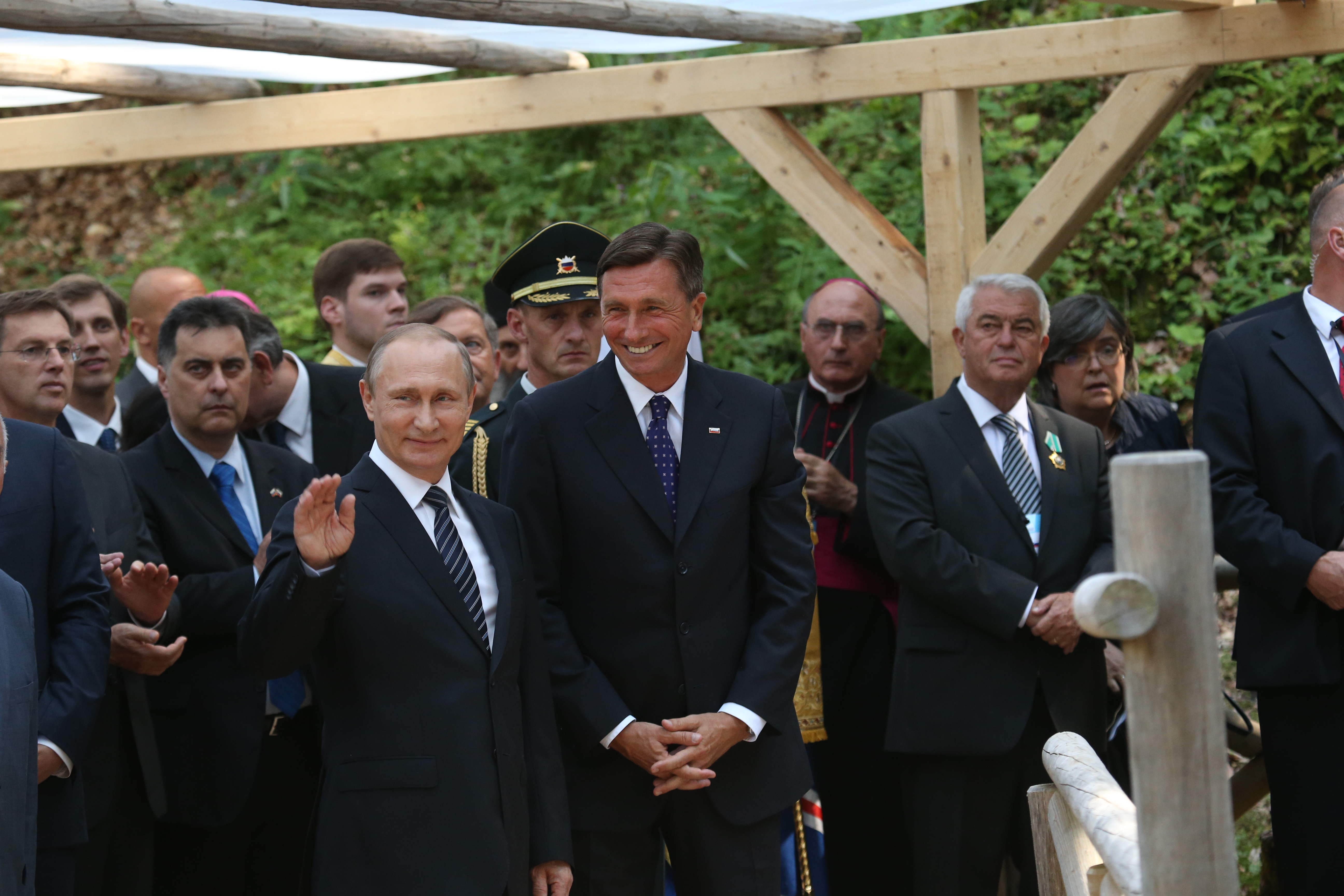 Ruski predsednik Vladimir Putin maha obiskovalcem, ki so ga na Vršiču zelo lepo sprejeli.
