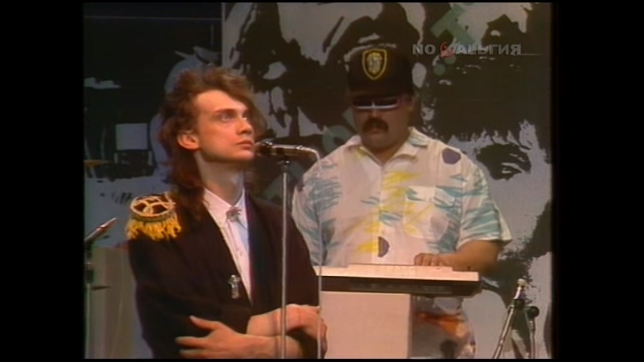 Песня от зари до зари от темна до темна кто пел первый. Группа альянс клавишник. Как петь на заре. Альянс группа 1987. Альянс группа 1987.