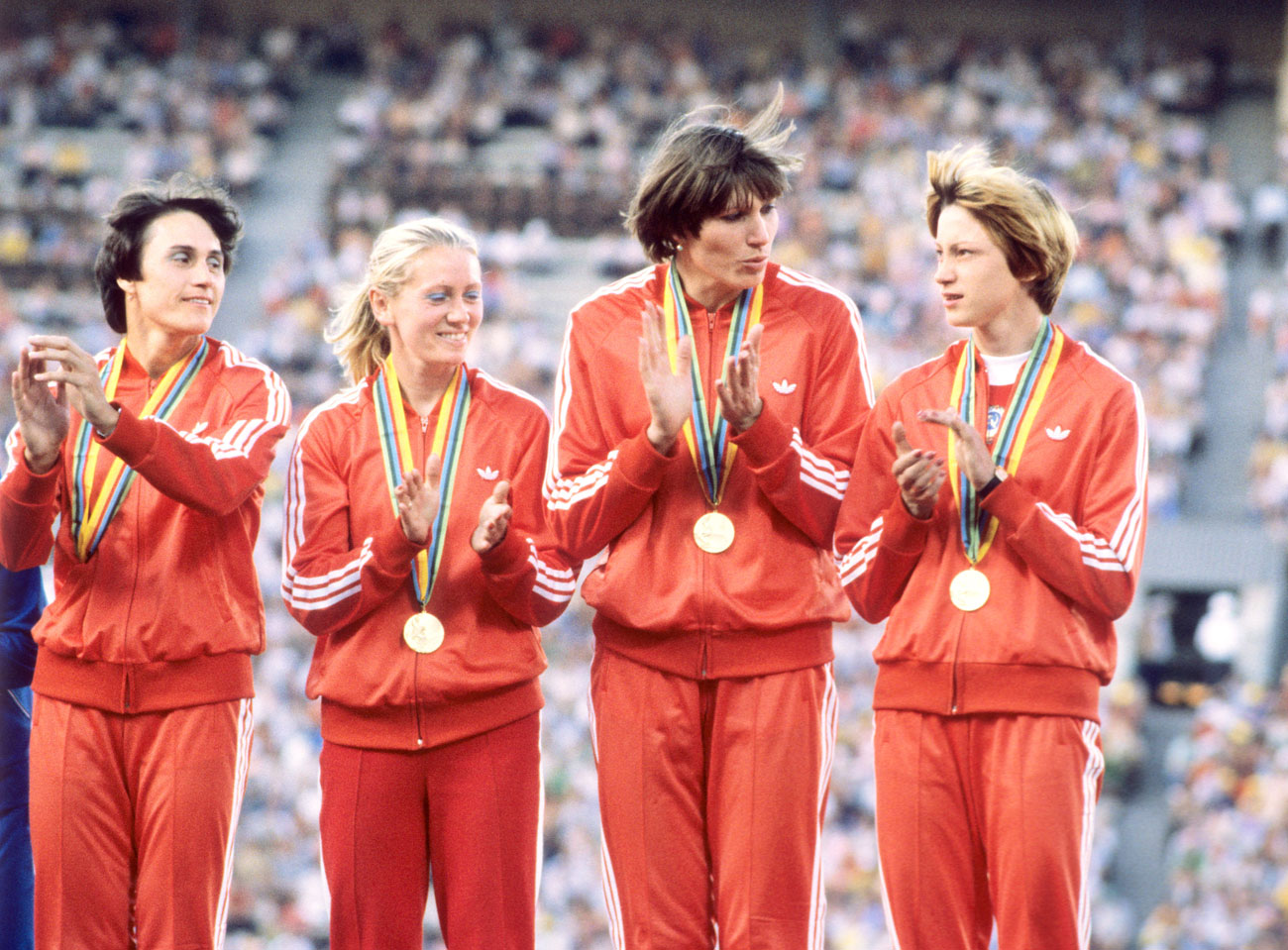 1980 МОСКВАДо 1980 г. екипите на спортистите се моделират от Общосъюзната къща на моделите в Москва, а до 1988 г. се шият в Армения. Домакинският екип за Олимпиадата през 1980 г. обаче е изключение. За първи път в историята западна компания – „Адидас“ (Adidas), създава екипа за съветския отбор. Той се откроява със своята простота, липса на надписи и допълнителни детайли. Официалните костюми на националния отбор е със златист оттенък. На Олимпиадата в Москва през 1980 г. съветските спортисти оглавяват класацията по спечелени медали с 80 златни отличия. Олимпиадата обаче е бойкотирана от спортистите от 65 държави, сред които САЩ, ФРГ, Япония, Турция и Южна Корея.