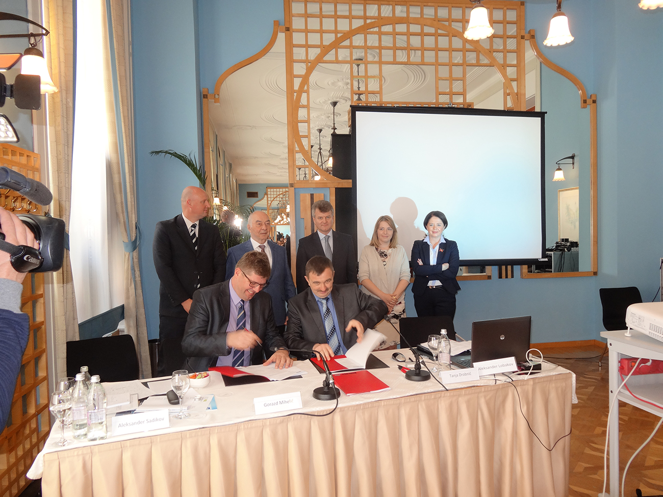 Podpis pogodbe o sodelovanju med ruskim podjetjem Garant-Plus in slovenskim podjetjem Sico, ki bosta zagnala skupen posel s proizvodnjo opreme za predelavo lesa in plastičnih odpadkov.