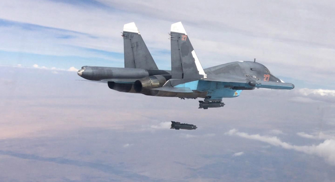 Руският Су-34  нанася удар по "Ислямска държава"