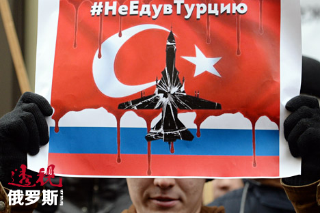 A protester against the actions of the Turkish Air Forces at the Turkish Embassy in Moscow. Source: Alexander Vilf/RIA Novosti