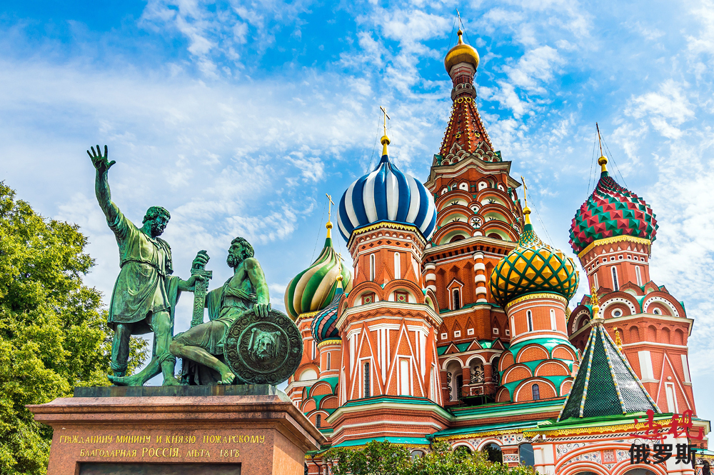 Cerkev Vasilija Blaženega na Rdečem trgu v Moskvi letos praznuje 456. rojstni dan.