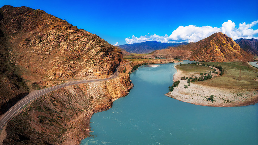 Sillonner la route de la Tchouïa