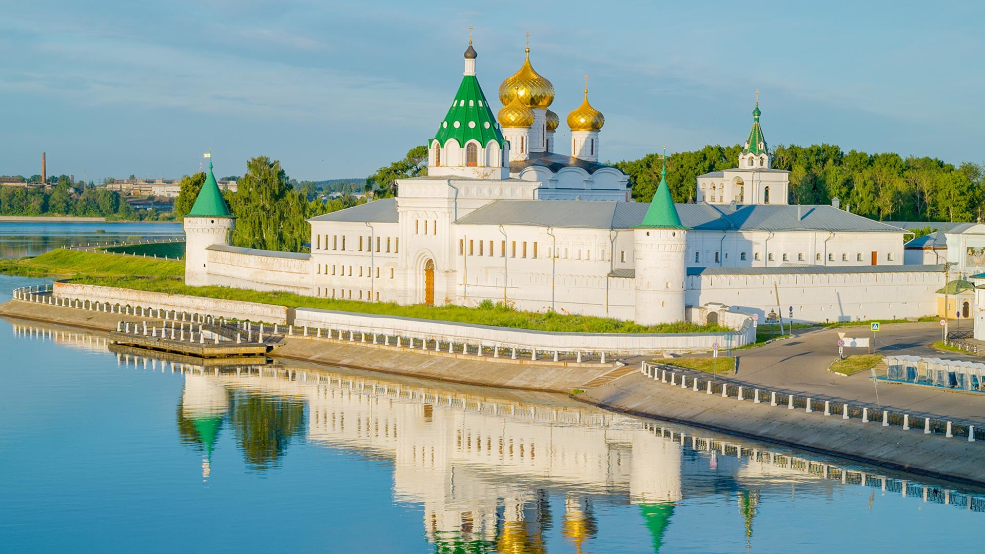 Ipatiev Monastery on the bank of the Kostroma River at dawn.
