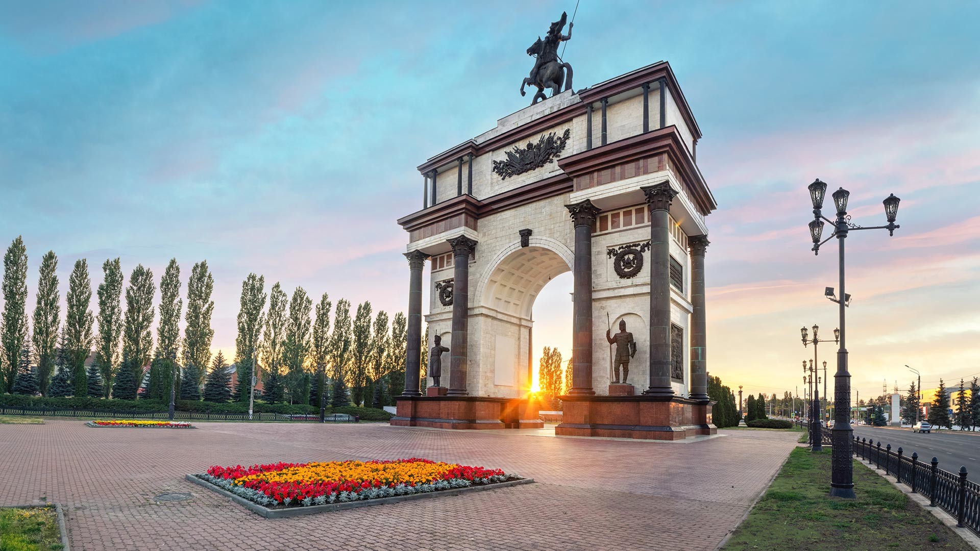 O Arco Triunfal, construído no ano 2000, é a peça central do complexo memorial Arco de Kursk, na avenida Prospekt Pobedy. 