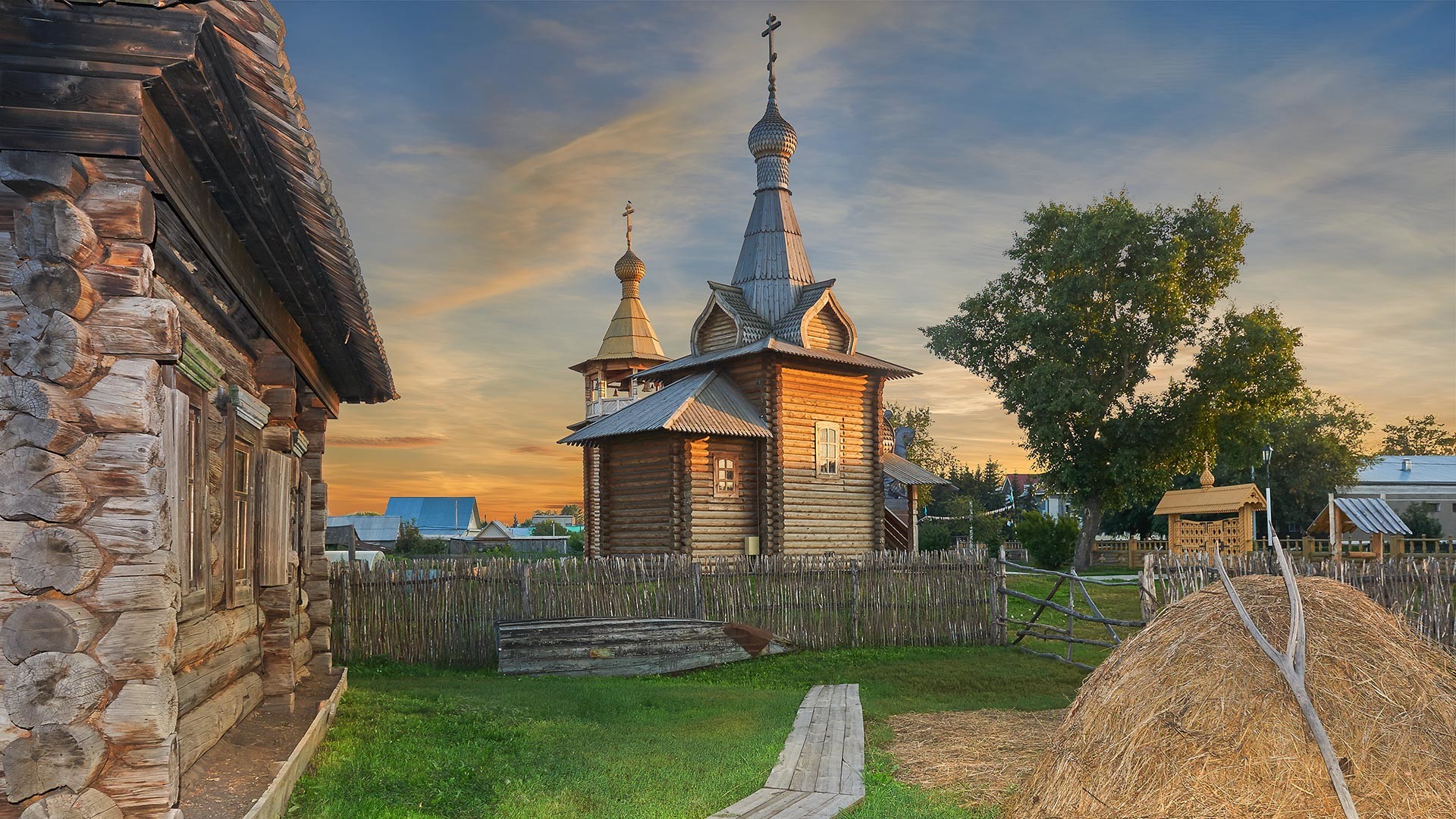 Сельская церковь на закате в Омской области