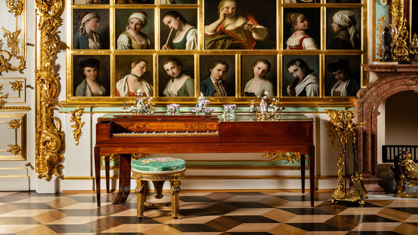 Найти себя на картине в Петергофе