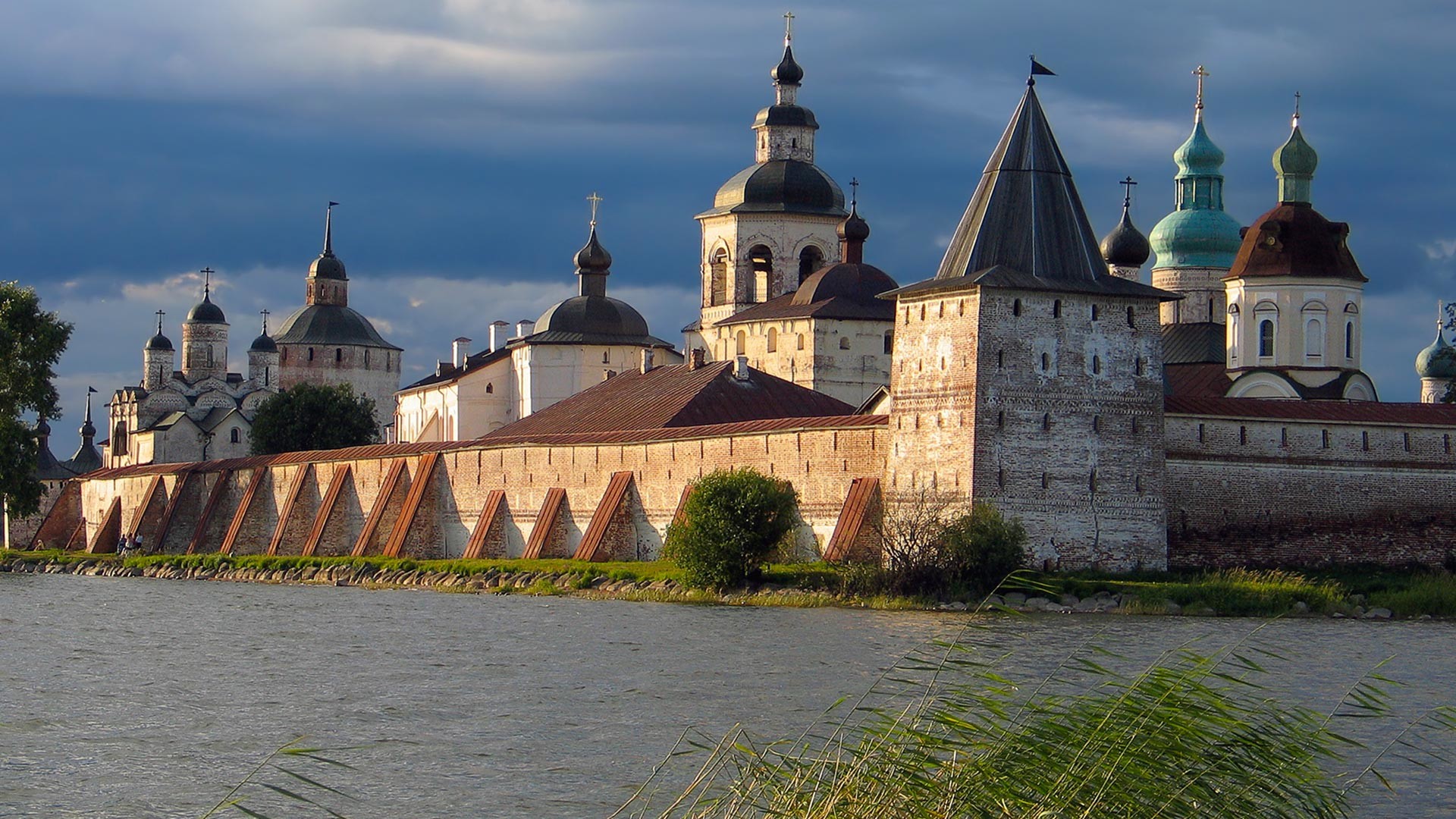 Вид на стены, башни и купола Кирилло-Белозерского монастыря
