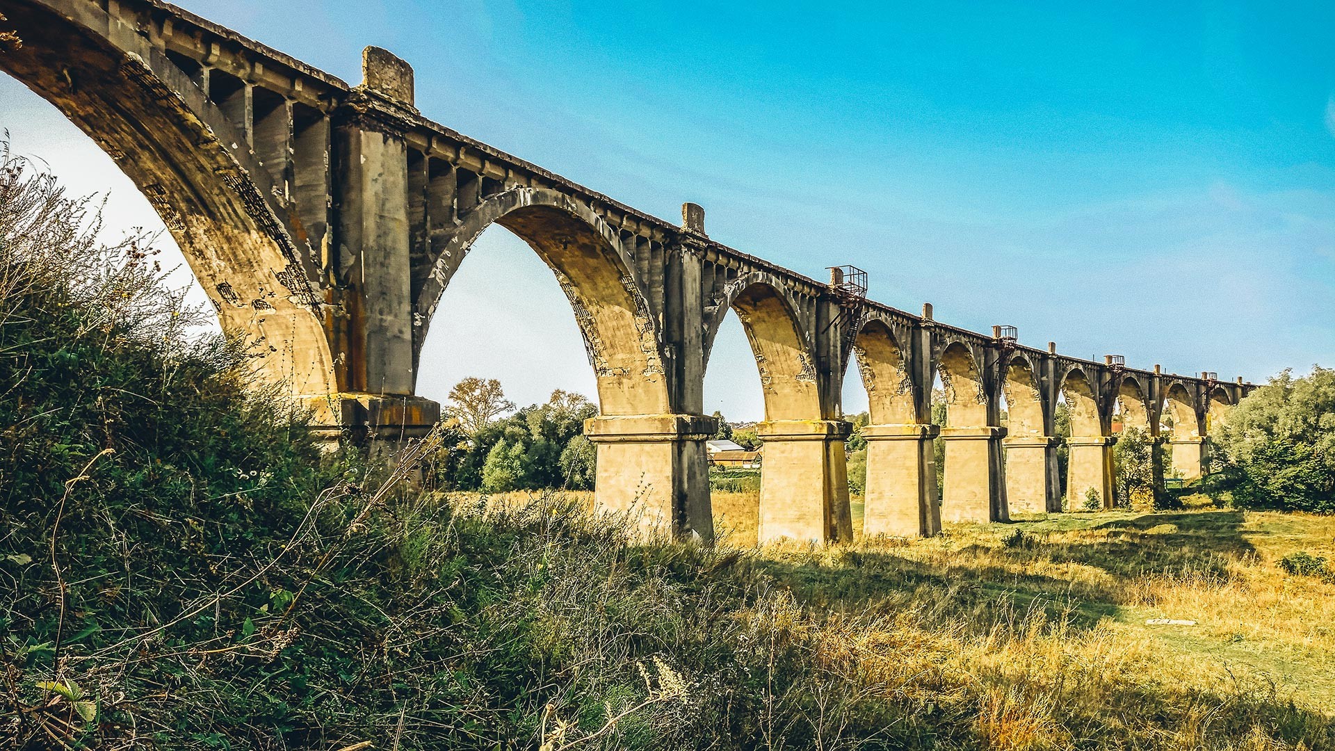 A ponte ferroviária Mokrinski é um viaduto histórico em arco de concreto armado que atravessa o rio Uta. Localizado na aldeia de Mokri, Distrito de Kanachski, República da Tchuváchia. 