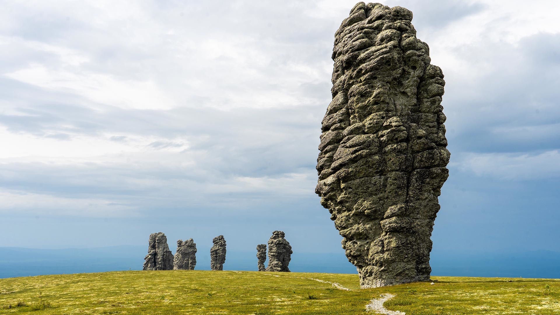 Colonnes de pierre du plateau de Manpoupounior,