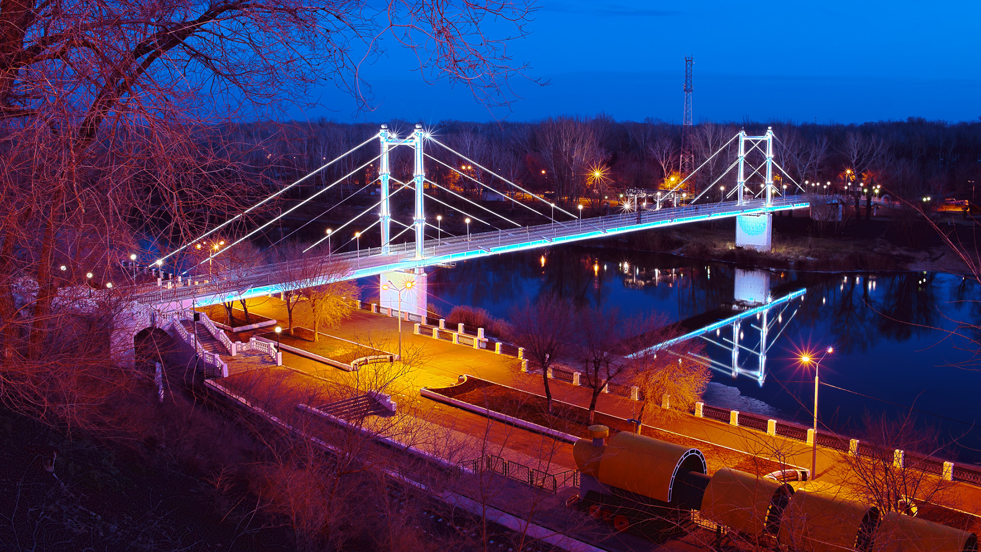 Пешеходный мост через реку Урал ночью, Оренбург