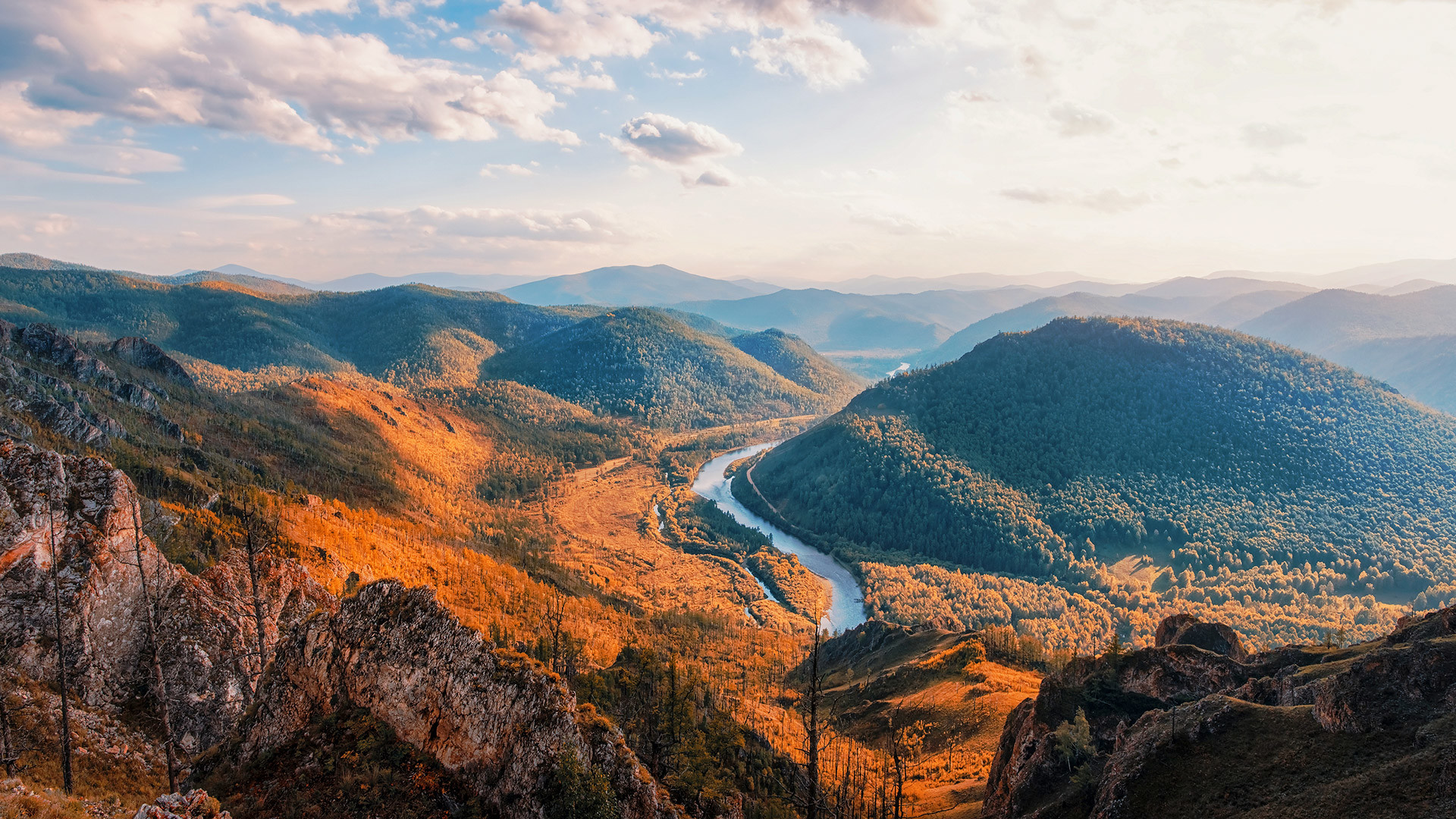 Вид на горную долину на реке Июс в Хакасии с Тропы Предков в Хакасии