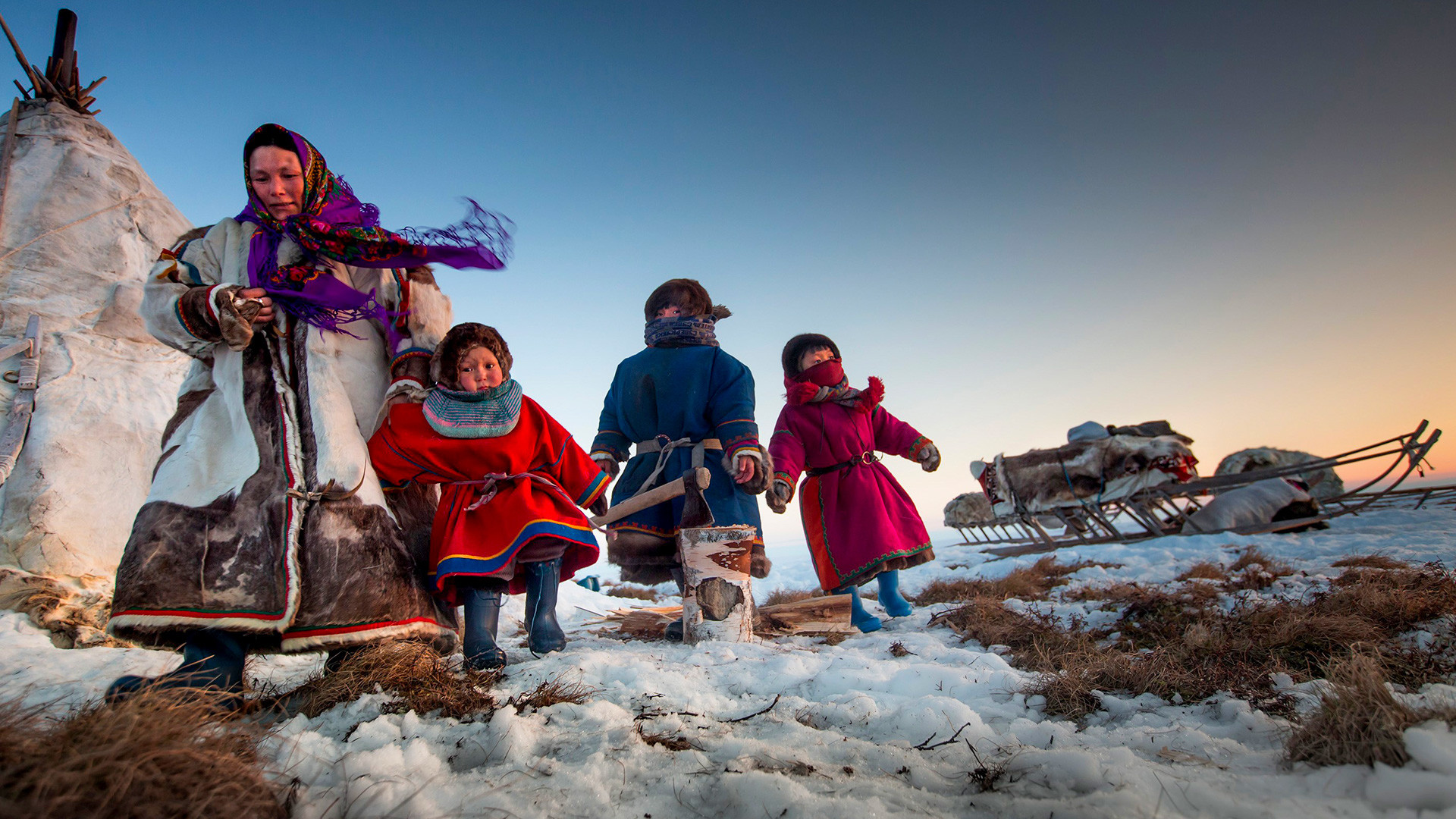 Ненецкая семья на стоянке в 150 км от Салехарда в Ямало-Ненецком автономном округе