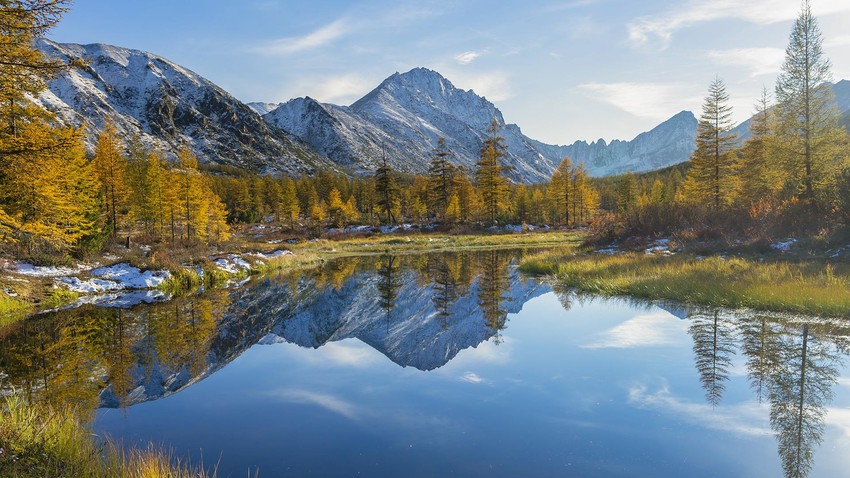 Лесное озеро на фоне горного хребта Большой Аннгачак. Осень в окрестностях озера Джека Лондона