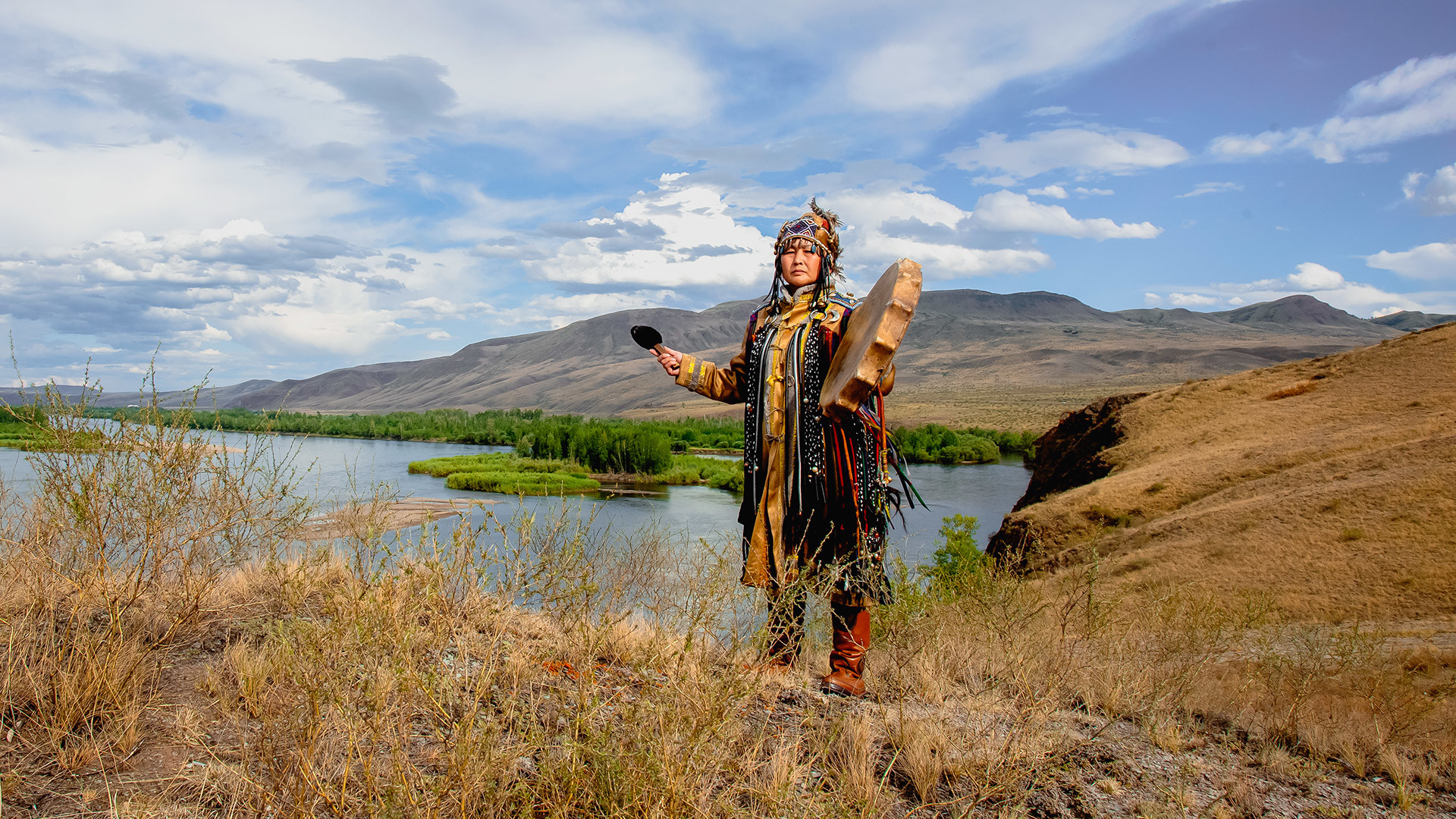 Участница всеобщего шаманского обряда, приуроченного ко Дню летнего солнцестояния в Тыве
