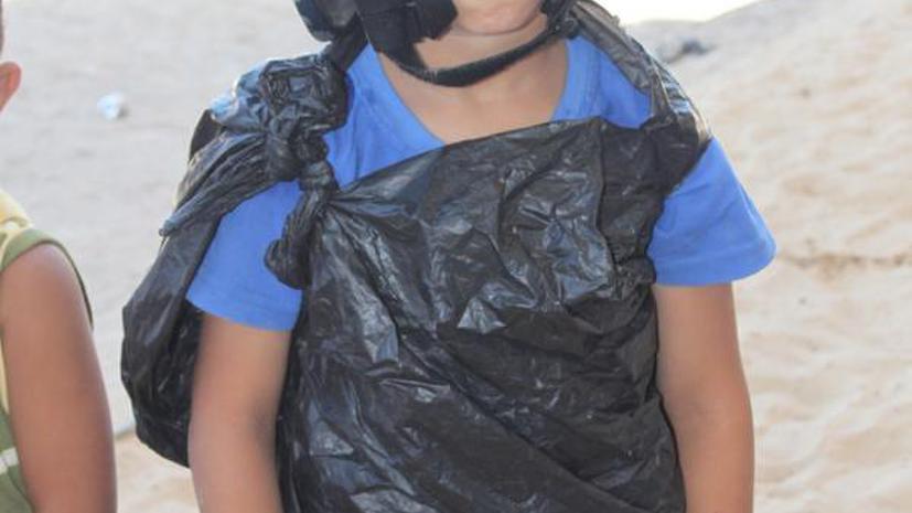 ​Палестинский мальчик в бронежилете из мусорного пакета стал хитом соцсетей