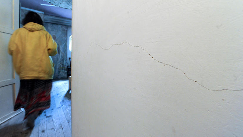 Трещина пошел. Трещины на стенах в доме после землетрясения. Трещины на стенах в доме после землетрясения в Турции. Трещины на стенах домов Санкт Петербурга от землетрясения.