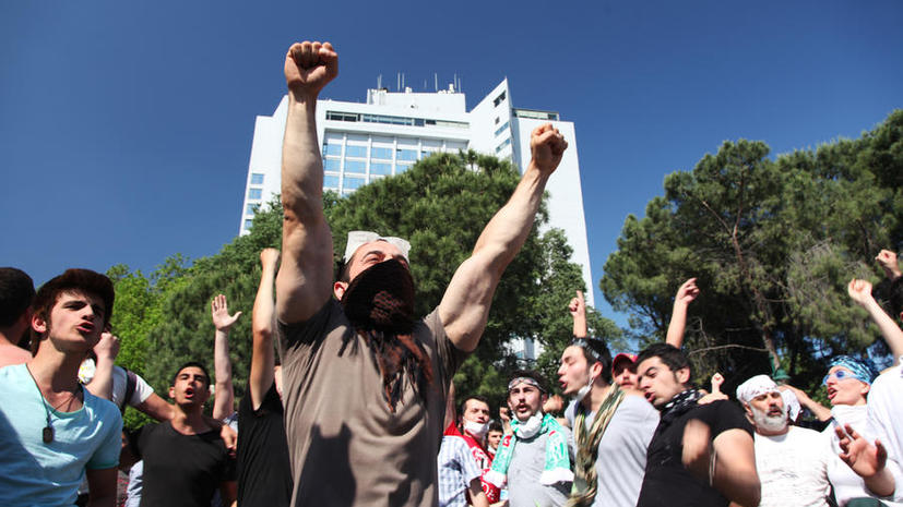 Власти Турции уступили манифестантам: деревья в парке Гези не будут вырубать