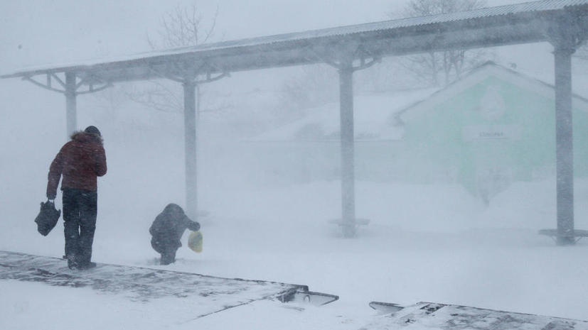 Из-за сильного снегопада Сахалин оказался отрезан от материка