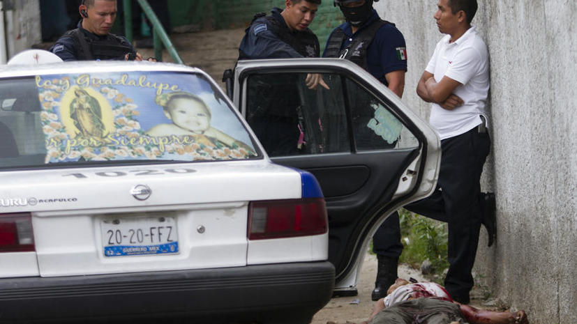 В Мексике жертвами столкновений полиции и наркокартелей стали десятки человек