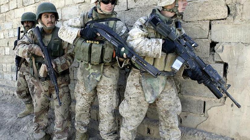 Американские морпехи обыскивали мёртвых иракцев и обливали их тела бензином
