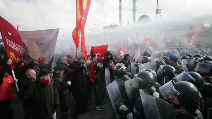 Турецкие СМИ: Анкара закупила 628 тонн слезоточивого газа и перцового спрея за последние 12 лет