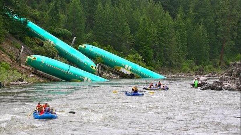 В США в реку упал поезд, перевозивший спирт и фюзеляжи самолётов