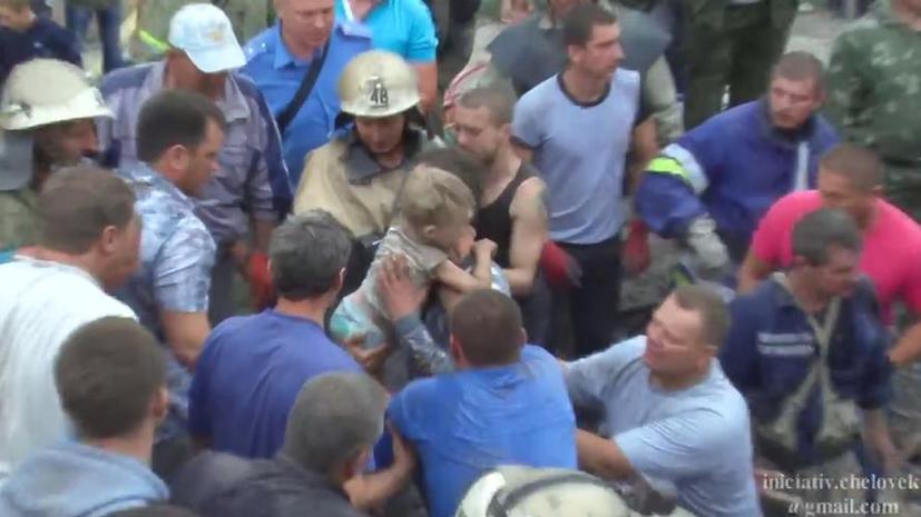 Видео спасения ребёнка из-под завалов после обстрела на Украине появилось в интернете