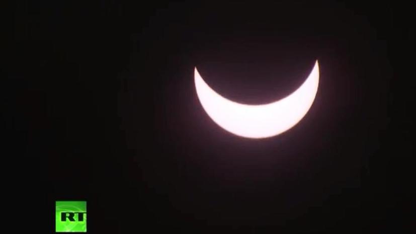 #Затмение: Пользователи соцсетей поделились фотографиями солнечного затмения в России