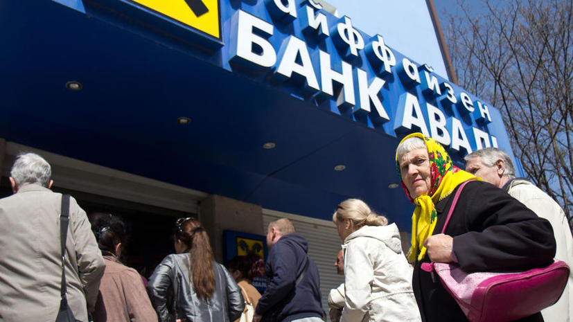 СМИ: Жители Крыма не могут осуществить валютные переводы в западных банках