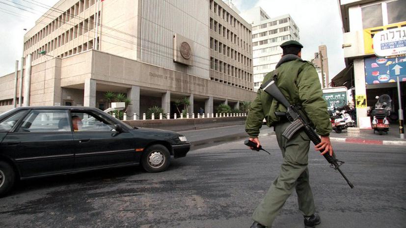 Неизвестный напал на посольство США в Тель-Авиве с вилами в руках