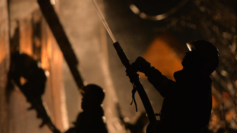 Двое пожарных погибли при тушении пожара на территории гаражного комплекса в Москве