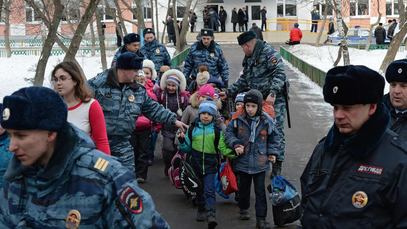 После трагедии в московской школе МВД предлагает разрешить частным охранникам досматривать граждан