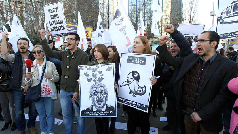 Жители Турции протестуют против решения властей закрыть доступ к Twitter