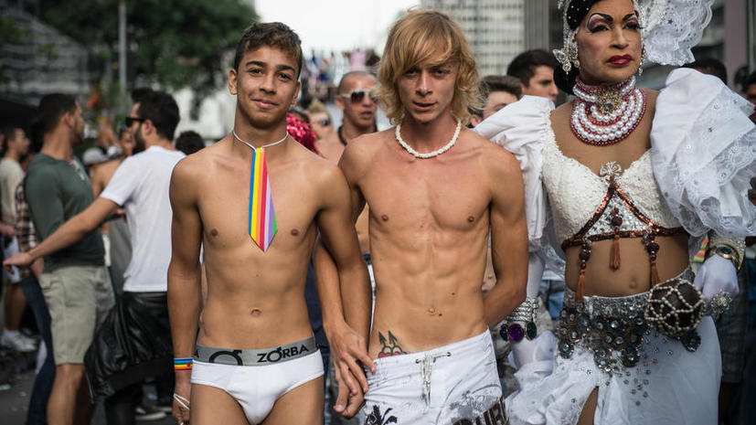 Бразильских чиновников обязали оформлять однополые браки