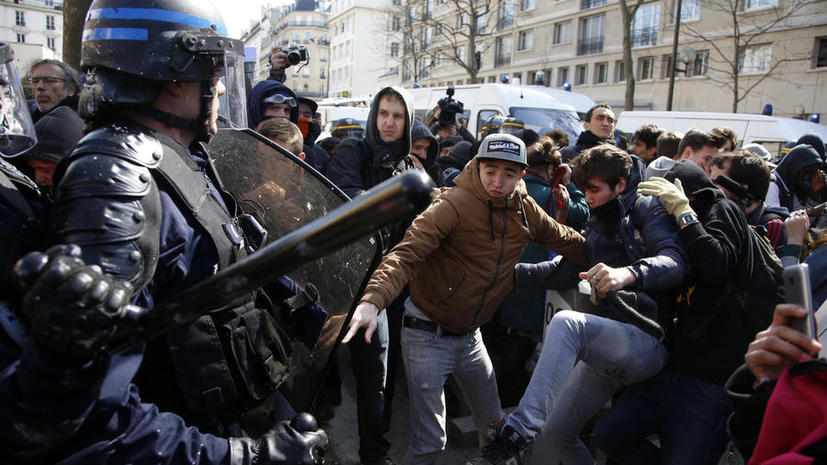 Репортаж с риском для жизни: корреспондент RT France получает угрозы за освещение протестов