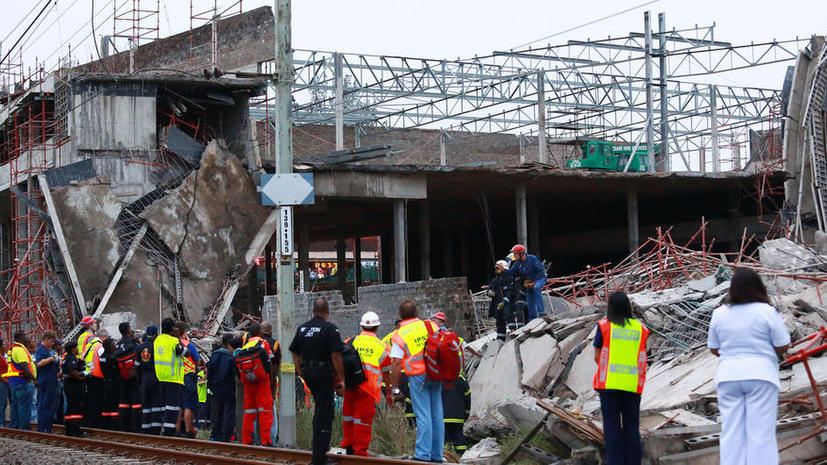 Строящийся торговый центр рухнул в ЮАР, есть погибшие и раненые