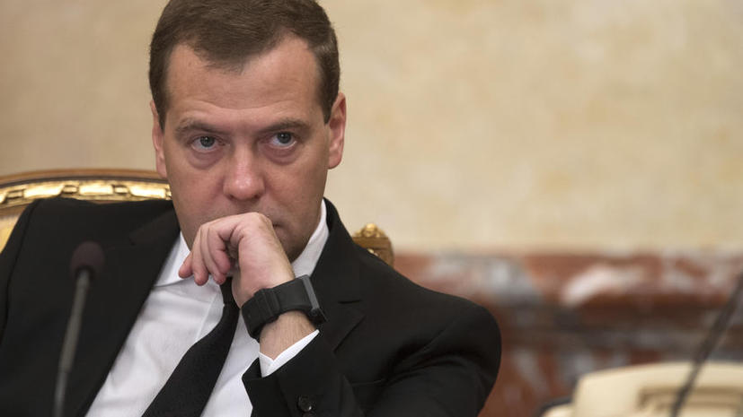 Дмитрий Медведев распорядился встроить микрочипы в автомобильные номера