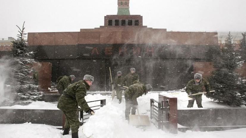 Сибирский пьяница избил офицера Кремлевского полка у мавзолея Ленина