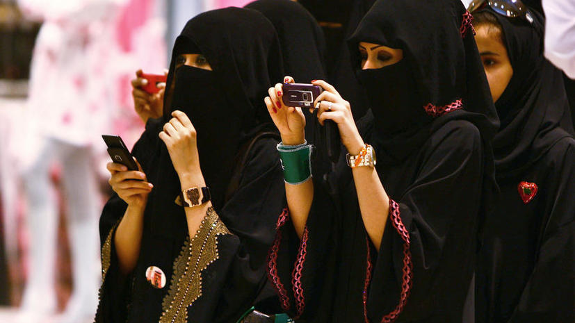 Женщины впервые голосуют на муниципальных выборах в Саудовской Аравии