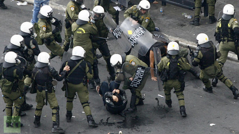 «Прочь из Греции!»: военные прошли маршем протеста по Афинам