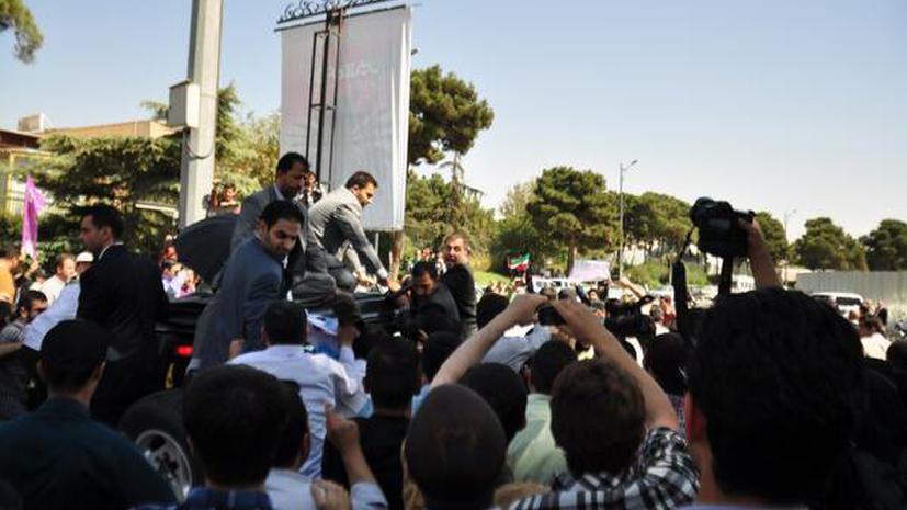 Исламисты забросали президента Ирана яйцами и ботинками в знак протеста против примирения с США